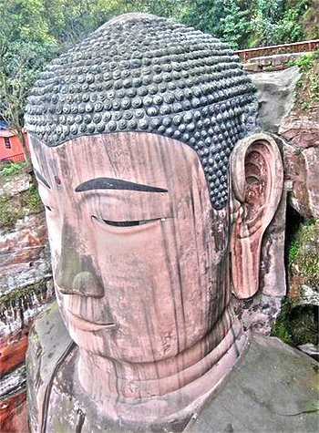 Close-up of the Buddha's head, with 1021 buns coiled on his head.