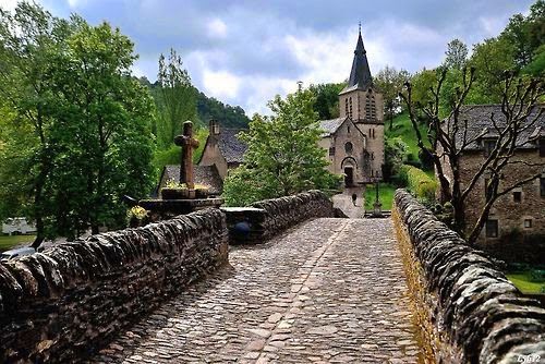 Cobbled-stoned streets in Belcastel