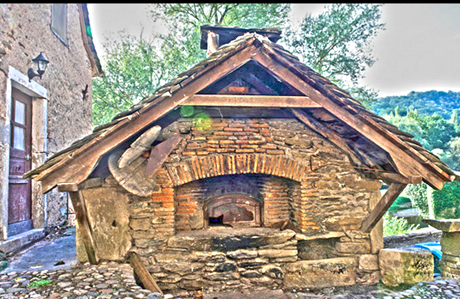 Traditional oven in Belcastel